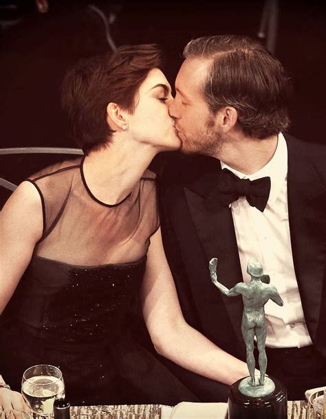 Anne Hathaway Et Adam Shulman 2013 Les Plus Beaux Baisers Des Stars