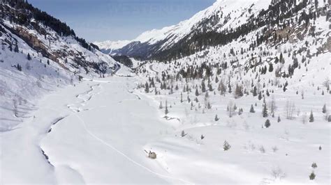 Drohnenflug über das Kaunertal im Winter lizenzfreies Stockfoto