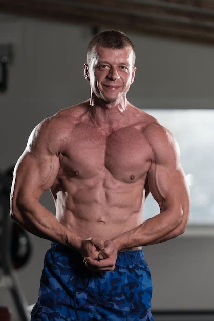 Homem Bonito Em P Forte Na Academia E Flexionando Os M Sculos Muscular