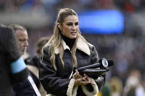 Nfl Fans Loved Erin Andrews Sideline Outfit On Sunday The Spun