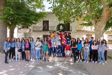 Estudiantes Del IES Vicente Cano De Argamasilla De Alba Homenajean A