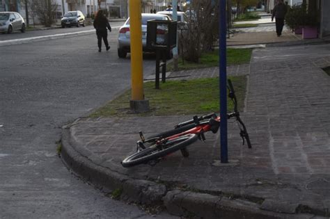 Video Un ciclista sufrió heridas de consideración al ser embestido por