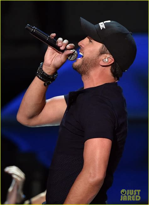 Luke Bryan Brings Out The Tight Jeans For Iheartradio Music Awards 2014