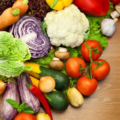 Verduras Orgánicas Alrededor De La Placa Blanca Con El Cuchillo Y La