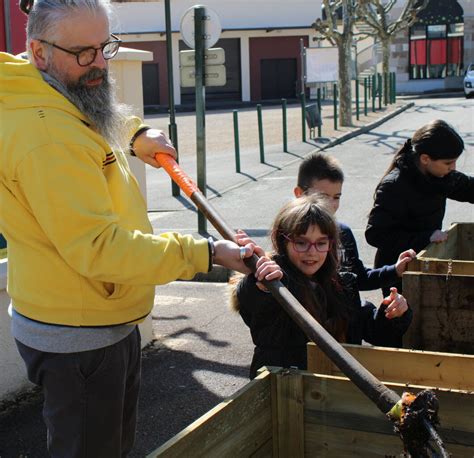 La Bâtie Montgascon Les enfants soccupent de leur composteur