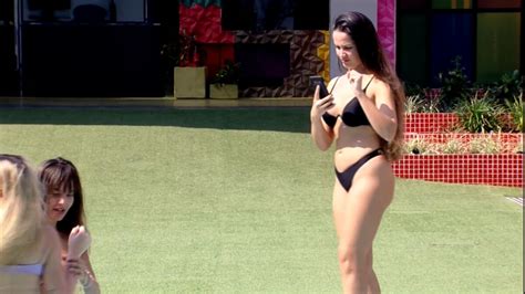 Foto Juliette valoriza corpo biquíni na piscina do BBB 21