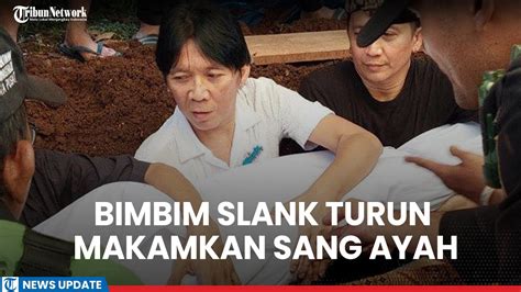 Bimbim Slank Berusaha Tetap Tegar Saat Mengantar Jenazah Sang Ayah