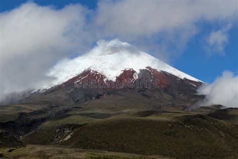 Le Sommet Du Volcan Cotopaxi Dans L Ecudaor Photo Stock Image Du