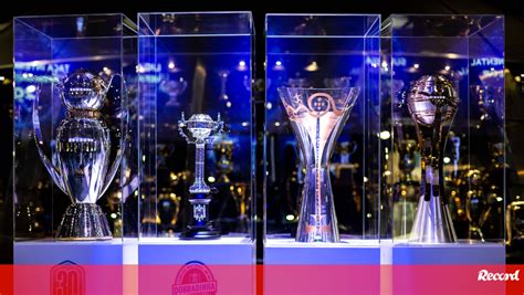 Troféu referente à conquista da Allianz Cup já mora no Museu do FC