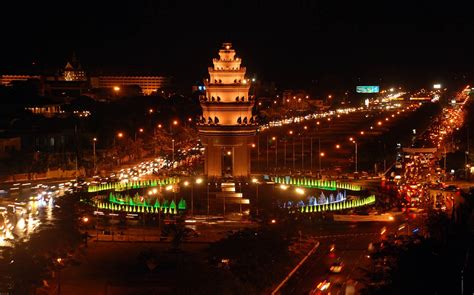 PHNOM PENH: Independence Monument