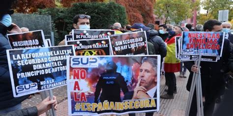 Polic As Y Guardias Civiles Salen Hoy A La Calle Contra La Nueva Ley De