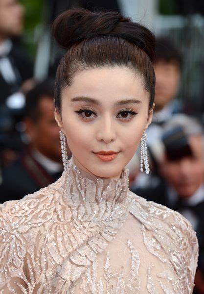 Detalle Del Rostro De Porcelana De Fan BingBing Y Las Aplicaciones De