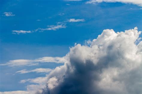 Um céu azul nuvens e uma nuvem branca Foto Premium