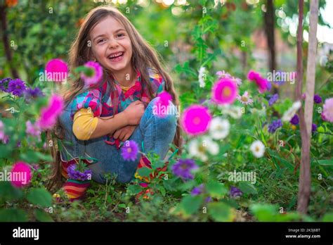 Femme Et Fille Dans Le Jardin Banque De Photographies Et Dimages à