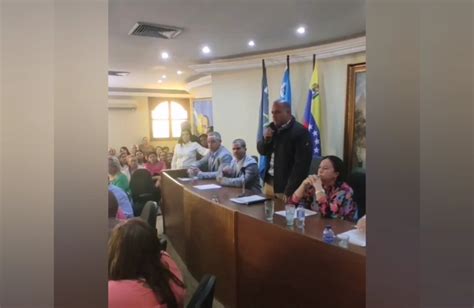 Video Trifulca Vergonzosa Durante La Instalaci N Del Concejo Municipal