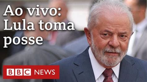 Lula Assina Posse Com Caneta Que Ganhou Durante Campanha à Presidência