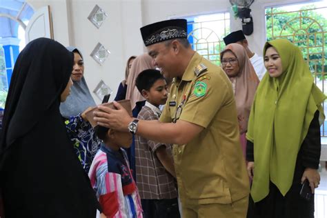 Bupati Luwu Timur Serahkan Santunan Bagi Anak Yatim Dan Kaum Dhuafa