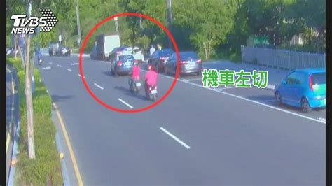 警車並排停路中「開單」！ 騎士煞不及「連環撞」 Yahoo奇摩汽車機車