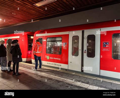 Nichts Geht Mehr Und Der Grund Ist Ein Offenbar Defekter S Bahn Zug Im