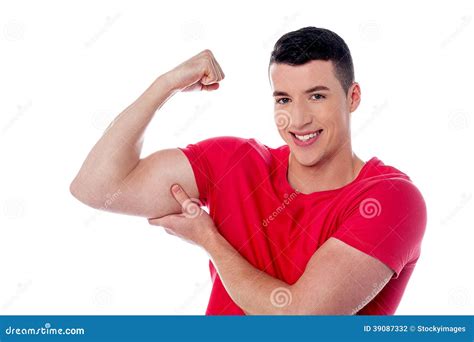 Homme De Forme Physique Montrant Des Muscles De Biceps Photo Stock