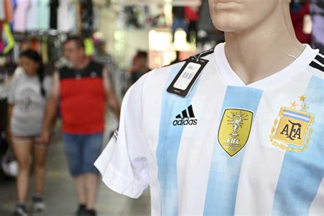 Un éxito Se agotó la camiseta argentina con las tres estrellas