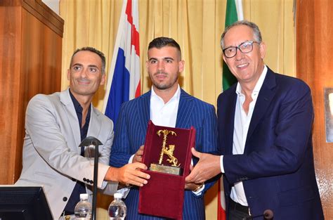 Sanremo Il Calciatore Juventino Stefano Sturaro Omaggiato Con Il Leone