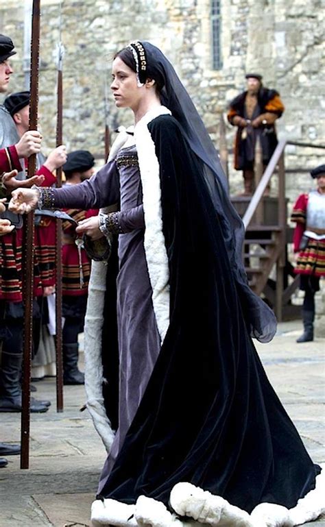 Pin By Willow Braun Jackson On Purple Outfits Tudor Fashion Anne