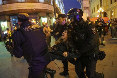 Foto Rusov Protestuj Proti Mobilizaci I V Lce Policist Zadr Eli