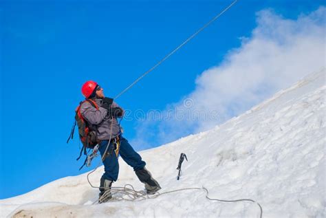 多雪登山人的土坎 库存图片 图片 包括有 蓝色 室外 活动家 全能 目标 壮丽的 登山 峰顶 18565671