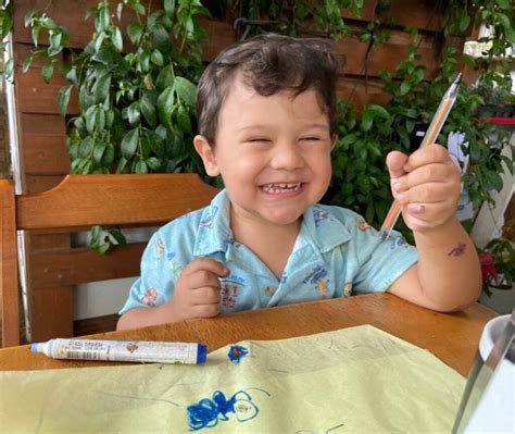 Aos 2 anos menino de Guarapari chama atenção por saber ler e até somar