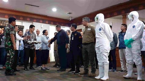 Foto Terbang Ke Wuhan Tim Evakuasi WNI Pakai Baju Pelindung Virus