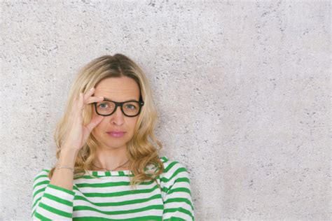 junge hübsche blonde Frau posiert vor einer Betonwand Lizenzfreies Bild