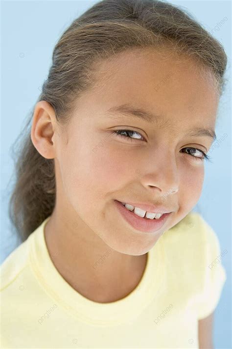 Fondo Niña Sonriente Foto De Estudio Una Persona Estudio Foto E Imagen