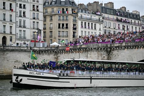 Olimp Adas Abrem Em Paris Desfile No Sena Hino Ao Amor E Aplausos