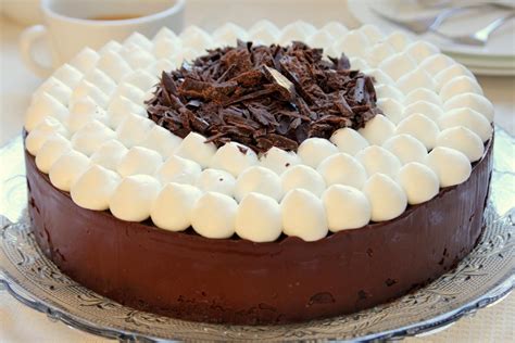 Gâteau au chocolat rapide avec des nuages de crème fouettée Gâteaux