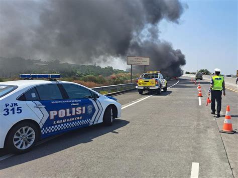 Berita Dan Informasi Mobil Terbakar Tol Sumo Terkini Dan Terbaru Hari