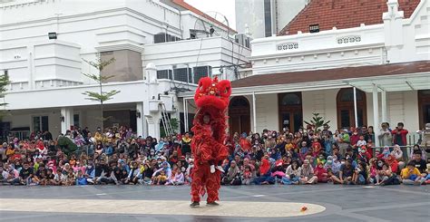 Warga Antusias Menonton Pertunjukan Imlek Di Alun Alun Kota Surabaya