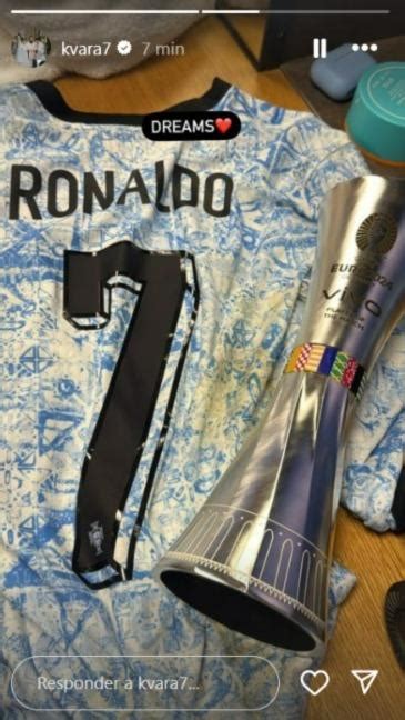 Foto Kvaratskhelia Cumpre Sonho E Recebe Camisola De Ronaldo Maisfutebol