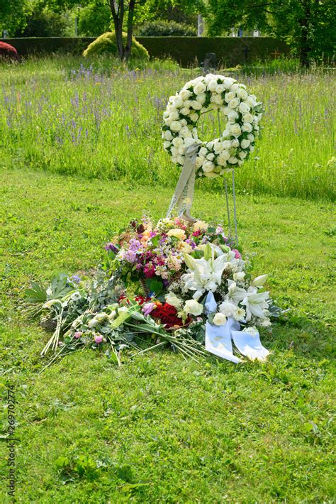 Frisches Grab Auf Dem Friedhof Von Z Rich Oerlikon Schweiz Stock Photo