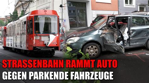 Straßenbahn rammt Auto von den Gleisen gegen parkende Fahrzeuge in Köln