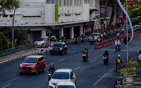 Susul Tunjungan Fashion Week Polisi Bubarkan Kerumunan Massa Di