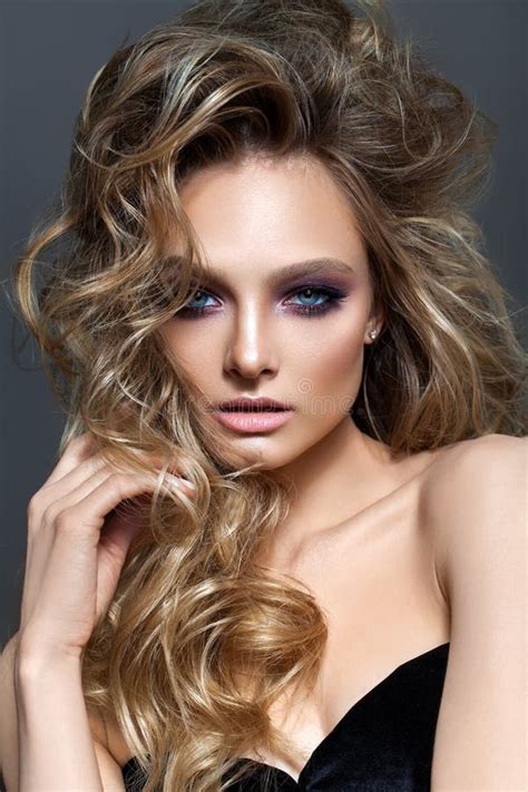 Jonge Blonde Meid Met Heldere Make Up Perfecte Huid Haarfijn Haar En Heldere Rode Lippenstift