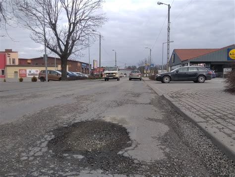 Z Ulicy Gazowej Wreszcie Znikn Dziury Starostwo Przymierza Si Do Remontu