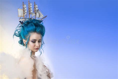 Ragazza Sensuale Con Le Spalle Nude E La St Blu Dipinta Dei Capelli Fotografia Stock Immagine