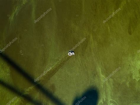 Vista A Rea Superior Un Pescador En Un Barco En El Agua Verde Del R O