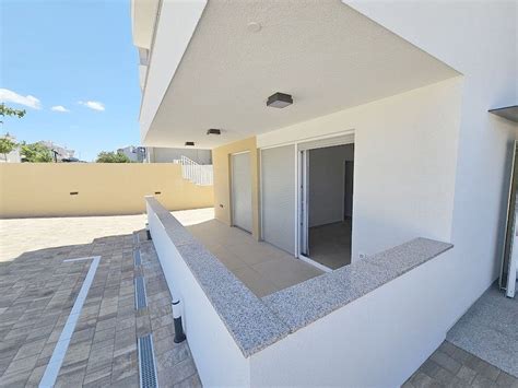 Stan Novalja Trosobni Prizemlje Vrt Novogradnja Blizu Pla E Babe Prodaja