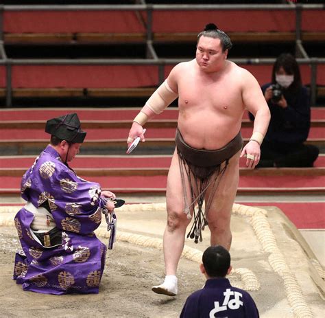 ＜大相撲春場所14日目＞碧山を上手投げで下し、懸賞を手にする白鵬（撮影・坂田 高浩） ― スポニチ Sponichi Annex スポーツ