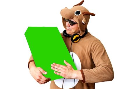 Hombre En Traje De Cosplay De Una Vaca Con Caja Verde Chico En La Ropa