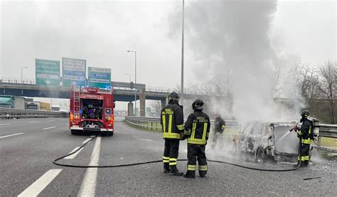 Auto In Fiamme Sulla Tangenziale Ovest Intervengono I Vigili Del Fuoco