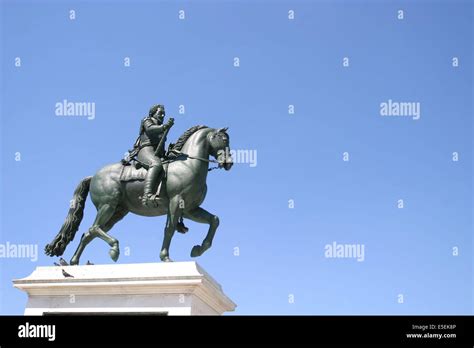 france, paris 1er - Pont Neuf - statue d'henri IV Stock Photo - Alamy